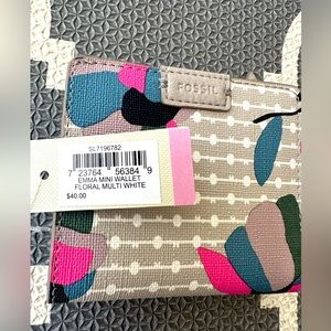 FOSSIL
EMMA MINI WALLET
FLORAL MULTI WHITE
